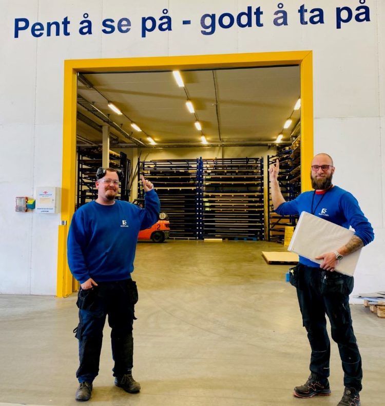 Ferdig fagarbeider Victor Drevsjø til vesntre, med mentor og verkstedleder Ole Martin