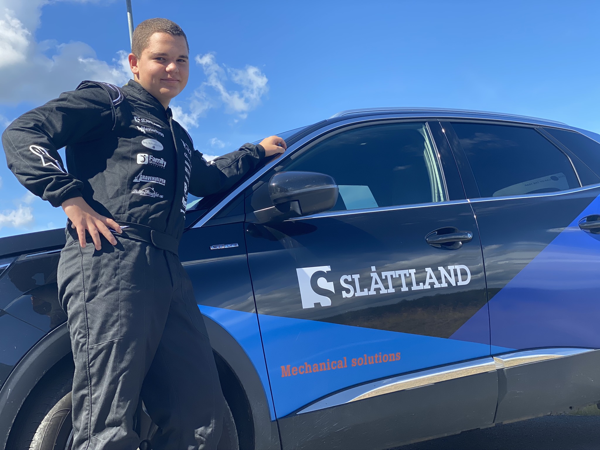 Slåttland støtter unge idrettsutøvere. Rallycrossfører Mathias Minge